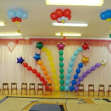 Яркое оформление шарами в детском саду.