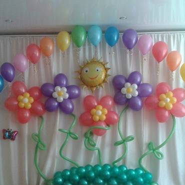 Цветы из воздушных шаров на выпускной в детском саду.