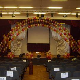 Украшение сцены шарами в актовом зале.