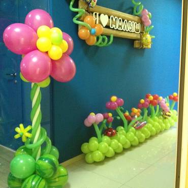 Украшение входа в детский клуб воздушными шарами.