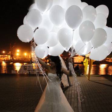 Запуск светящихся шаров для свадьбы.